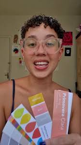 Cartela de Primavera Clara: Dicas de Moda e Acessórios