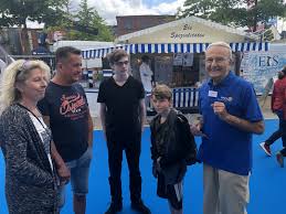 Als wir angekommen waren, fing es an zu regnen. Rotary Magazin Artikel Bad Hersfeld Rc Bad Hersfeld Lasst Beim Hessentag Am Glucksrad Drehen