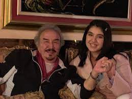 وبطولة فيلم مطلقة ورجل غريب مع إبراهيم مرعشلي وهو أول عمل سينمائي لها. Ø¹Ø¨Ø¯ Ø§Ù„Ù…Ø¬ÙŠØ¯ Ù…Ø¬Ø°ÙˆØ¨ Abdul Majid Majzoub Ø§Ù„ÙÙ†Ø§Ù† Ø§Ù„Ù‚Ø¯ÙŠÙ€Ù€Ù€Ù€Ø± Ø¹Ø¨Ø¯Ø§Ù„Ù…Ø¬ÙŠØ¯ Ù…Ø¬Ø°ÙˆØ¨ Ù…Ø¹ Ø­ÙÙŠØ¯ØªÙ‡ Facebook