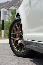 Hitam menyembunyikan sesuatu, sementara putih membawanya ke dalam cahaya. Suzuki Swift Sport Kaki Kereta