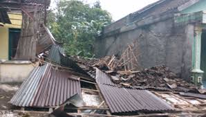 Puting beliung on wn network delivers the latest videos and editable pages for news & events, including entertainment, music, sports, science and more, sign up and share your playlists. Disapu Angin Puting Beliung Puluhan Rumah Di Gunungkidul Rusak Times Indonesia