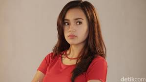 Kamu jahat. bisik mbak femi saat aku sekarang si andi lagi keluar kota, berarti ayu sendirian dong dirumah. Cut Beby Tsabina Jadi Si Jahat Bawang Merah
