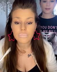 Showing my daughter old-school make up 😱💋