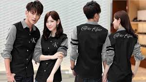 Dengan desain yang sederhana namun tetap apik dan menonjolkan kesan profesional, baju seragam kerja net tv bisa jadi inspirasi sempurna untuk membuat desain seragam kerja kantor anda. Desain Baju Couple Romantis Kekinian Untuk Kalangan Milenial Harapan Rakyat Online
