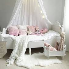 置くだけでまるで海外のkids roomみたいにできちゃう キッズテント ガーランド 天蓋の3つのインテリア雑貨を使った子供部屋 のインテリアアイデアを紹介します 日本でも買えるインテリア雑貨も紹介しますよ おしゃれで可愛い子供部屋の画像を参考に お部屋づくりを