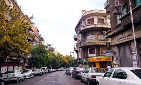 درجة حرارة هي مؤشر على كمية الطاقة الحرارية التي يختزنها الجسم كما أنها مؤشر على مدى حركية ذراته حيث يمكن رياضياً إيجاد معادلة تصل بين الطاقة الحركية لجزيئات أو ذرات جسم ما ودرجة حرارته. Ø¯Ø±Ø¬Ø§Øª Ø§Ù„Ø­Ø±Ø§Ø±Ø© ÙÙŠ Ø¯Ù…Ø´Ù‚ Ù„Ù…Ø¯Ø© Ø´Ù‡Ø±