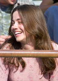 beyond adorable : r/LindaCardellini