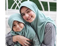 Seorang anak merupakan harta yang tak ternilai karena selain sebagai penarik rezeki didunia, anak yang shaleh bisa jadi penolong kita diakhirat nanti. 60 Nama Anak Perempuan Islami Yang Mencerminkan Diri Dan Bermakna Indah Hot Liputan6 Com