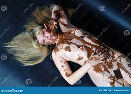 La Mujer Desnuda Cubrió El Chocolate Poner Crema Dulce Imagen de archivo 