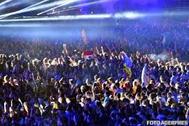 Untold festival va incepe pentru mine cu club des belugas pe scena the forest amplasata in parcul central. Untold 2017 ReclamaÅ£ii Pe BandÄƒ RulantÄƒ Dcnews