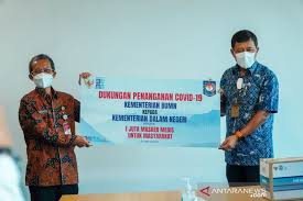 Perumusan, penetapan, dan pelaksanaan kebijakan di bidang politik dan pemerintahan umum, otonomi daerah, pembinaan administrasi kewilayahan, pembinaan pemerintahan desa, pembinaan urusan pemerintahan dan pembangunan. Infopublik Menteri Bumn Berikan Satu Juta Masker Untuk Warga Di Zona Merah