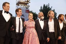 Mel gibson fait un retour fracassant . un immense cinéaste. Mel Gibson S Hacksaw Ridge Receives 10 Minute Standing Ovation At The Venice Film Festival And Intro For September 6 2016 Lainey Gossip Entertainment Update