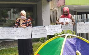 Check spelling or type a new query. Demi Anak Bisa Sekolah Seorang Ibu Di Jombang Dirikan Tenda Di Depan Kantor Bumiputera Bangsa Online Cepat Lugas Dan Akurat