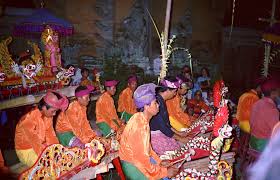 Cara memainkan alat musik ini yaitu dengan cara di tabuh atau dipukul dengan tangan pada bagian permukaan kulitnya. Gamelan Jegog Wikipedia