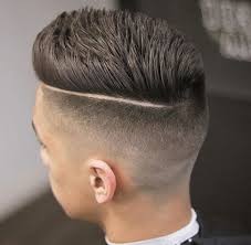 Setelah tahun 600 sm para lelaki memilin rambutnya dan diikat / disatukan di belakang kepala. Gaya Fesyen Rambut Lelaki 2016