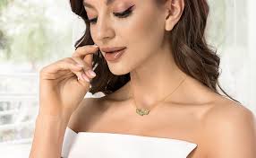 Collier ras du cou avec pendentif en jade pour femme