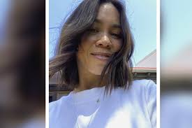 Frau traut ihren Augen kaum, als sie sieht, was auf der Hand eines Mannes  geschrieben steht