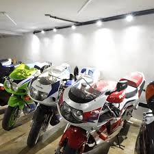 Neymar mostra garagem com 16 motos em visita de influencers à sua mansão