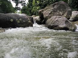 Batu bersurat di sini ditulis dengan graffiti yang dibuat oleh tentera belanda pada tahun 1700an. Menarik Di Batu Kurau Lata Sempeneh