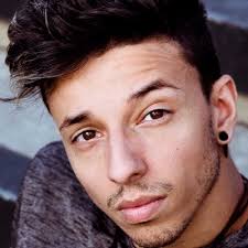 Laura Hallack (@LaurinhaHallack)