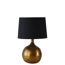 Souligné par un galon de longues plumes noires. Lampe En Metal Dore Patine Et Abat Jour Noir Batanga Maisons Du Monde