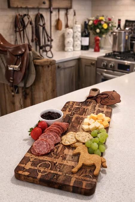 Planche de charcuterie grav&eacute;e avec filet &eacute;quin - Plateau de service pour fromages sans danger pour les aliments - D&eacute;coration de table avec d&eacute;tails en cuir &eacute;questre - Salle &agrave; manger &eacute;quine - Etsy France