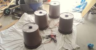 Use your extra trash bags as 5 gallon bucket liners to make a 5 gallon paint bucket. He Turns 5 Gallon Buckets Into A Backyard Garden How I Love This Littlethings Com