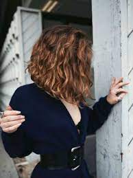Si vous aimez les ondulations, le carré plongeant court et bouclé à la manière de beyoncé est la coupe. Carre Plongeant Degrade Sur Cheveux Boucles Carre Plongeant Frise Coiffure Carre Plongeant Carre Plongeant Boucle