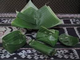 Daun merupakan salah satu pembungkus makanan alami yang banyak digunakan untuk masakan. Teknik Pengemasan Makanan Khas Daerah Awalilmu Com