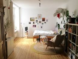 Ein Sehr Gemutliches Und Wohnliches Wg Zimmer Die Schon Angeordneten Gerahmten Bilder An Der Hinteren Wand Wg Zimmer Kleine Zimmer Einrichten 1 Zimmer Wohnung