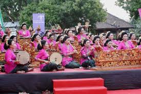 Rindik adalah alat musik pukul tradisional bali yang terbuat dari susunan bambu. Keunikan Alat Musik Tradisional Bali Halaman All Kompas Com