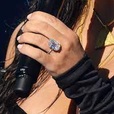 Kim Kardashian Flaunts New Diamond Ring Celebrity Engagement Rings Kim Kardashian Engagement Ring Wedding Rings For Women