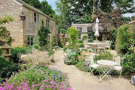 Boasting garden views, courtyard cottage features accommodation with a patio and a kettle, around 21 km from tourist office carlow. Bag End Is A Beautiful Spacious Cotswold Stone Property In Stow On The Wold Stow On The Wold Country Cottage Garden Farmhouse Garden Cottage Garden