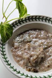 Bubur lambuk diperbuat daripada beras dengan campuran rempah dan sayuran pucuk paku miding. Aduhai Sedap Nyer Bubur Lambuk Azie Kitchen