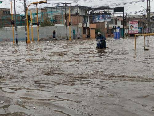 🌧️⚠️ Fuertes lluvias causan inundaciones en Ayabaca, Piura. Las precipitaciones registradas el domingo 25 de octubre, acompañadas de tormentas eléctricas, inundaron viviendas y arrastraron barro por c