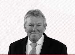 Er war zuvor als vorsitzender des xvi. Ombudsmann Der Privaten Banken