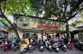Hà nội đang xem xét lộ trình nới lỏng một số hoạt động, trong khi đó tp hcm nối dài giãn cách xã hội thêm 14 ngày khi xuất hiện 6 ổ dịch chưa rõ nguồn lây. Quan Nháº­u á»Ÿ Ha Ná»™i Ä'ong Nghá»‹t NgÆ°á»i Sau Ná»›i Lá»ng Cach Ly Xa Há»™i