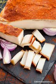 Slanina Fiarta Cu Usturoi Si Boia Diva In Bucatarie