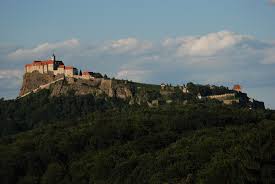 Man muss schon den kopf in richtung himmel strecken, um die riegersburg zu erblicken, thront keine sorge: File Riegersburg Burg Q1 Jpg Wikimedia Commons