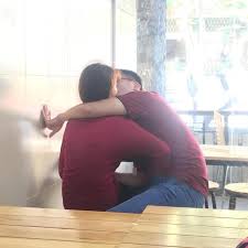 Khi cô ngồi xuống bên cạnh, người đàn ông ngồi tựa vào thành ghế và cố tỏ ra bình thường. Clip Quay Len Ä'oi Nam Ná»¯ Quan Há»‡ Tinh Dá»¥c Trong Nha Vá»‡ Sinh 2sao
