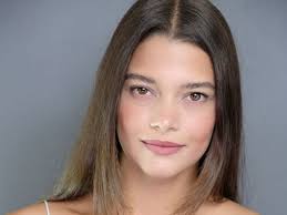 Mona Begüm Çalış Kimdir?