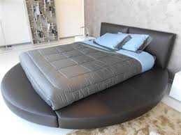 Il letto aqua (presotto) disponibile nella versione legno o imbottita in pelle o tecnopelle, infonde alla camera un senso di leggerezza e risponde alle esigenze di un gusto moderno e. San Diego Hot News Letto Tondo Letto Matrimoniale Tondo In Velluto Rosso 180x200cm Laval Beliani It Alibaba Com Offre Prodotti 9043 Letto Tondo Dimensioni