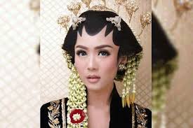 Setting hair by using 4 seni kerajinan dan pariwisata tools 4. 10 Mahkota Adat Pernikahan Tradisional Indonesia