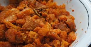 Gunakan cabai hijau yang diiris menyerong dan irisan tomat hijau untuk mendapatkan rasa masakan yang unik. Resep Sambal Goreng Krecek Mbok Suginah Jogja