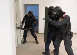 Juni 2021 um 20:42 uhr mit einem sattelzugfahrzeug samt sattelanhänger auf der reichersberger landesstraße 512 in richtung schärding. Polizei Oo On Twitter Gestern Noch Im Training In Der Unoshopping Heute Schon Wieder Bereit Fur Besonders Gefahrliche Einsatze In Ganz Oberosterreich Die Pi Sonderdienste Linz Polizeifamilie Https T Co Okvvhgzgyy