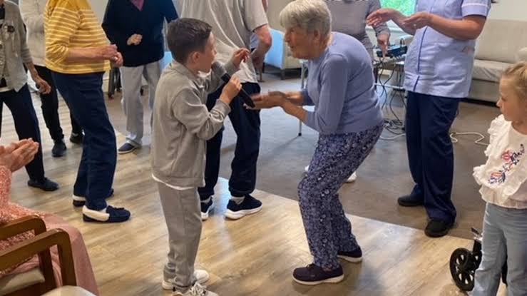 Adorable moment young singer performs for elderly