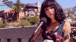 Y es que la artista durante su paso por nuestro país, no solo. Mon Laferte Sorprende A Sus Fans Con Concierto En Cerro De Valparaiso Lima Limon Entretencion