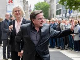 Ende des monats soll die urne von der verstorbenen hannelore elsner bestattet werden. Trauerfeier In Munchen Bewegendes Requiem Fur Hannelore Elsner