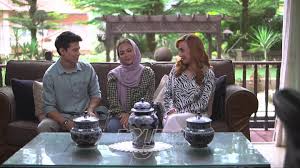 Namun, akibat terlalu kecewa dengan perbuatannya 8 tahun yang lalu, ibunya tidak dapat memaafkan jemy. Hero Seorang Cinderella 11 Kepala Bergetar