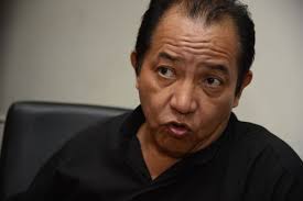 Se revela que el nombre del padre separado de sus deberes es David Cosca